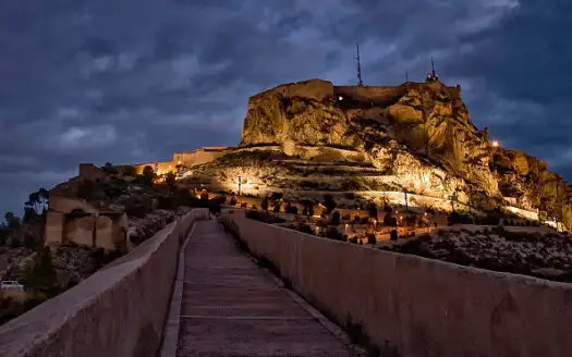 Jedna z největších španělských středověkých pevností Castillo de Santa Bárbara.