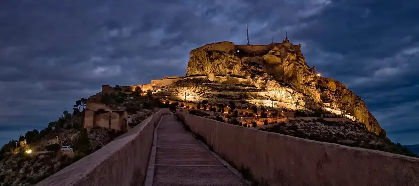 Jedna z největších španělských středověkých pevností Castillo de Santa Bárbara.