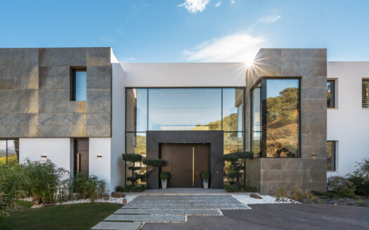 ID 230 / Elegantní vila s výhledem na moře v Benahavís.